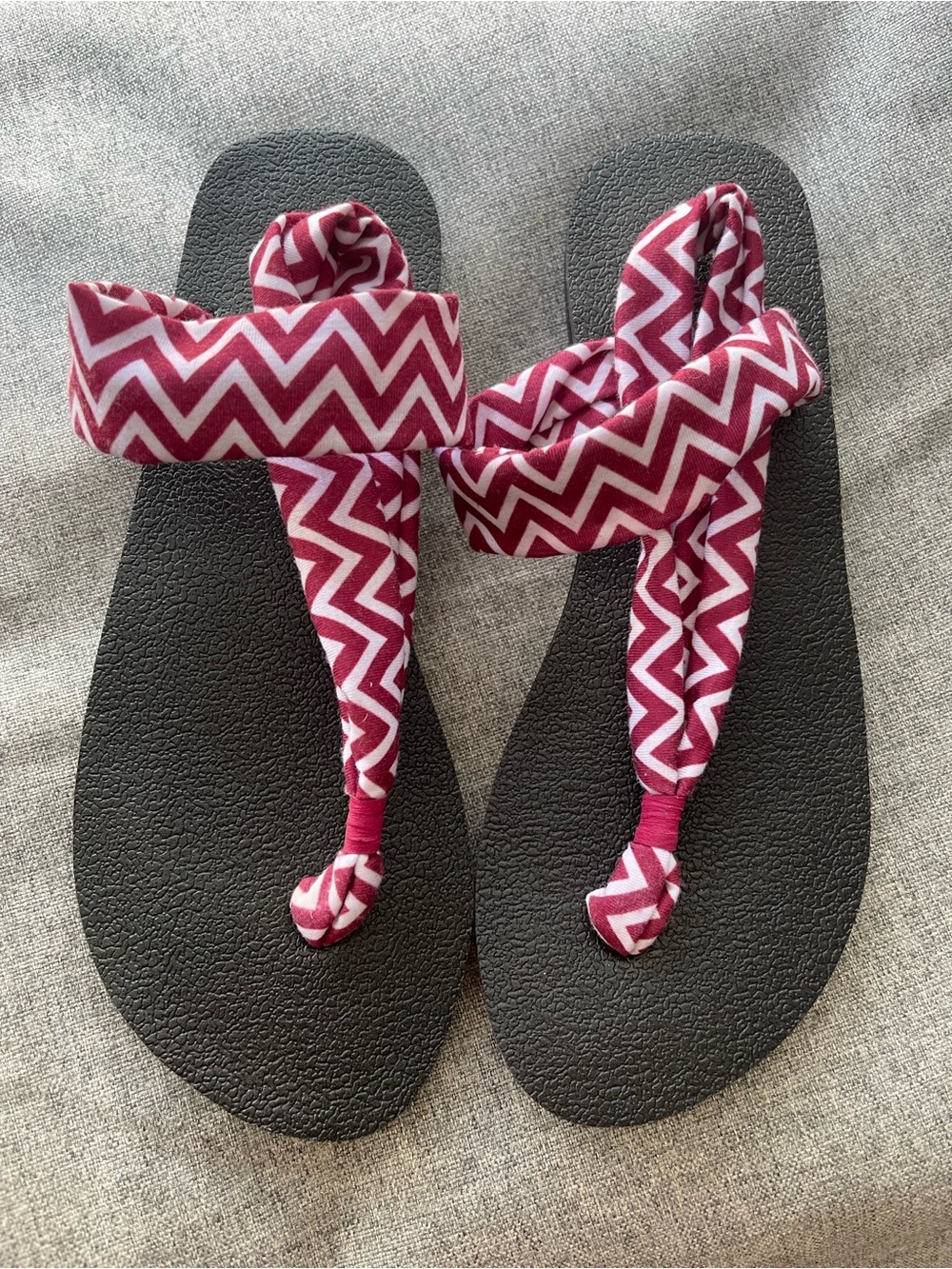 Sanuk Yoga Thong Sandals Purple White Aztec Chevron Pattern Sz 7US/38 EU 1015915